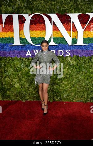 Vanessa Hudgens (5 piedi e 1 pollice) agli arrivi per il 73° Tony Awards annuale al radio City Music Hall il 9 giugno 2019 a New York City. BANG MEDIA INTERNATIONAL FAMOUS PICTURES 28 HOLMES ROAD LONDON NW5 3AB REGNO UNITO TEL +44 (0) 20 7485 1005 E-MAIL PICTURES@FAMOUS.UK.COM Foto Stock