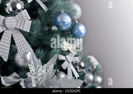 Dettagli di un albero di Natale. Dettaglio colpo di albero di Natale rami appeso con nastri e giocattoli di Natale. Il concetto della tradizionale celebrazione Foto Stock