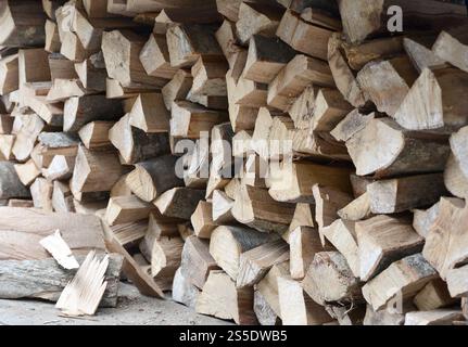 Una partita secca di legna da ardere spaccati è impilato nel periodo di preparazione per il forno Foto Stock
