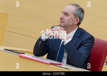 Hubert Aiwanger, Freie Wähler. 38. Plenarsitzung des Bayerischen Landtags . Wirtschaftsminister und stellvertretender Bayerischer Ministerpräsident Hubert Aiwanger, FW , in der Regierungsbank. München Bayern Deutschland Copyright: XRolfxPossx Foto Stock