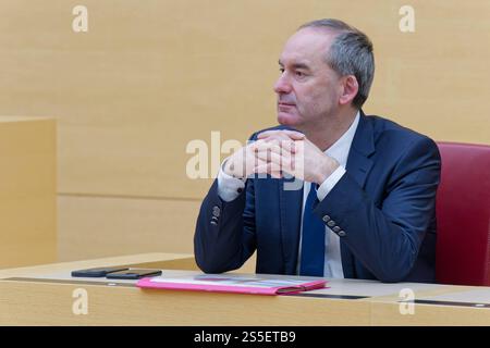 Hubert Aiwanger, Freie Wähler. 38. Plenarsitzung des Bayerischen Landtags . Wirtschaftsminister und stellvertretender Bayerischer Ministerpräsident Hubert Aiwanger, FW , in der Regierungsbank. München Bayern Deutschland Copyright: XRolfxPossx Foto Stock