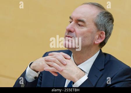 Hubert Aiwanger, Freie Wähler. 38. Plenarsitzung des Bayerischen Landtags . Wirtschaftsminister und stellvertretender Bayerischer Ministerpräsident Hubert Aiwanger, FW , in der Regierungsbank. München Bayern Deutschland Copyright: XRolfxPossx Foto Stock