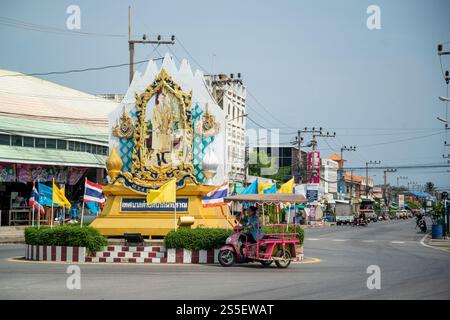 La rotatoria presso il villaggio di pescatori di Pak Nam Pran vicino alla città di Hua Hin nella provincia di Prachuap Khiri Khan in Thailandia, Thailandia, Hua Hin, Foto Stock