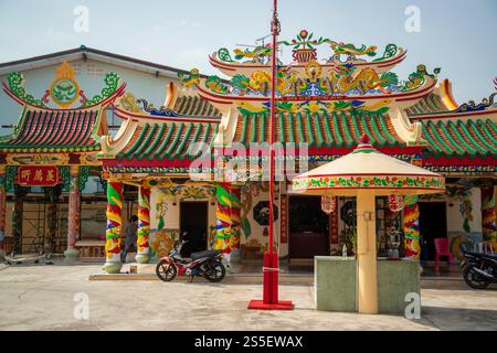 Un tempio cinese nel villaggio di pescatori di Pak Nam Pran vicino alla città di Hua Hin nella provincia di Prachuap Khiri Khan in Thailandia, Thailandia, Hua Hin, Foto Stock