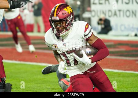 Tampa Bay, Florida, Stati Uniti, 12 gennaio 2025, il wide receiver dei Washington Commanders Terry McLaurin n. 17 fa una corsa al Raymond James Stadium. (Foto: Marty Jean-Louis/Alamy Live News Foto Stock