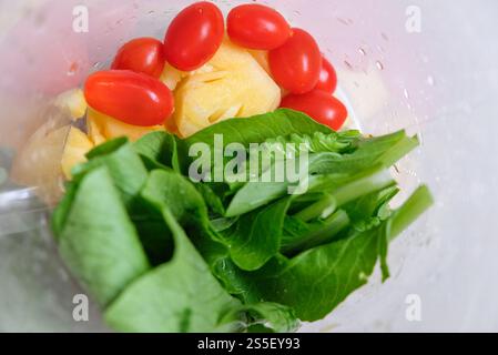 Succo di verdure con ingredienti di bok choy, pomodoro e ananas. Foto Stock