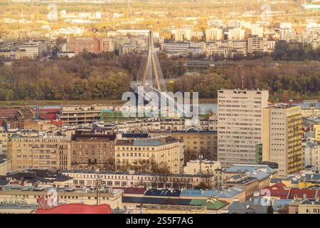 Vista aerea del paesaggio urbano di Varsavia con case e il ponte Swietokrzyski con vegetazione che circonda la città, Polonia Foto Stock