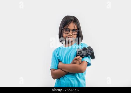 Ritratto di una bambina con un giocatore con joystick Foto Stock