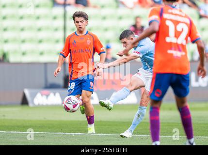 Melbourne, Australia. 11 gennaio 2025. Steven Ugarkovic della città di Melbourne visto in azione durante la partita di A-League tra il Melbourne City FC e il Brisbane Roar FC all'AAMI Park. Punteggio finale: Melbourne City 1: 0 Brisbane Roar. (Foto di Olivier Rachon/SOPA Images/Sipa USA) credito: SIPA USA/Alamy Live News Foto Stock