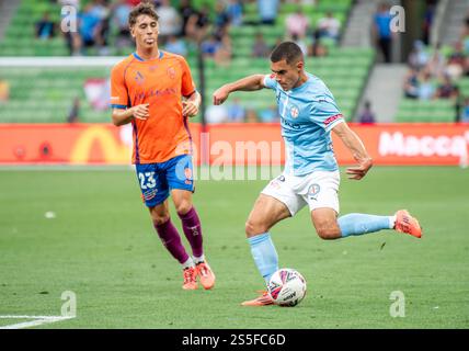 Melbourne, Australia. 11 gennaio 2025. Harry Politidis (R) della città di Melbourne visto in azione durante la partita A-League tra il Melbourne City FC e il Brisbane Roar FC all'AAMI Park. Punteggio finale: Melbourne City 1: 0 Brisbane Roar. (Foto di Olivier Rachon/SOPA Images/Sipa USA) credito: SIPA USA/Alamy Live News Foto Stock