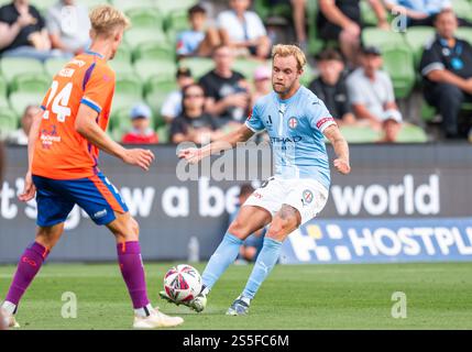 Melbourne, Australia. 11 gennaio 2025. Nathaniel Atkinson (R) della città di Melbourne visto in azione durante la partita di A-League tra il Melbourne City FC e il Brisbane Roar FC all'AAMI Park. Punteggio finale: Melbourne City 1: 0 Brisbane Roar. (Foto di Olivier Rachon/SOPA Images/Sipa USA) credito: SIPA USA/Alamy Live News Foto Stock