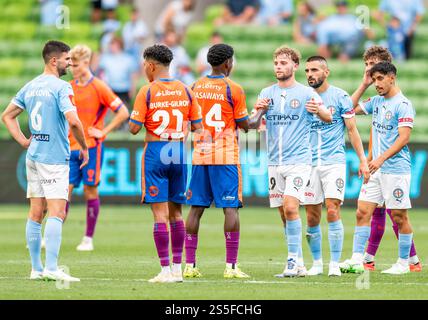 Melbourne, Australia. 11 gennaio 2025. Giocatori del Melbourne City e del Brisbane Roar visti alla fine della partita di A-League tra il Melbourne City FC e il Brisbane Roar FC all'AAMI Park. Punteggio finale: Melbourne City 1: 0 Brisbane Roar. (Foto di Olivier Rachon/SOPA Images/Sipa USA) credito: SIPA USA/Alamy Live News Foto Stock