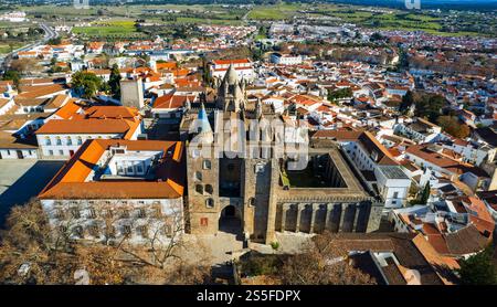Viaggio in Portogallo, città medievale di Evora, patrimonio dell'umanità dell'UNESCO. Vista aerea panoramica del centro città e della cattedrale di Santa Maria Assunta Foto Stock