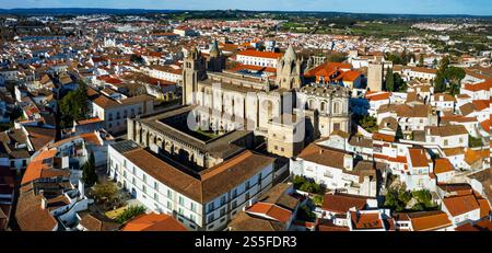 Viaggio in Portogallo, città medievale di Evora, patrimonio dell'umanità dell'UNESCO. Vista aerea panoramica del centro città e della cattedrale di Santa Maria Assunta Foto Stock