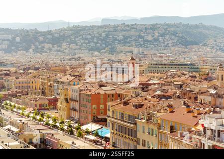 Vista panoramica aerea della città di Nizza con edifici densamente affollati e cielo limpido in estate, Nizza, Francia Foto Stock