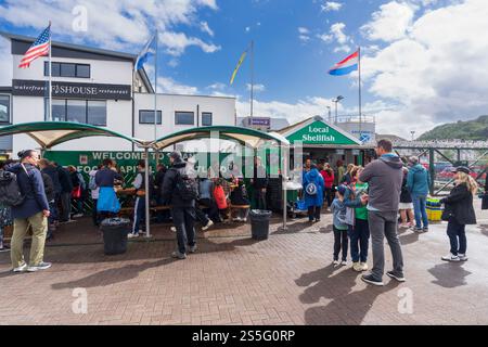 Oban, Argyll & Bute, porto e terminal dei traghetti per le isole sulla costa occidentale scozzese. Vendita di pesce al molo dei traghetti. Foto Stock