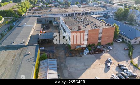 Vista aerea di un complesso industriale con grandi magazzini e veicoli parcheggiati. Foto Stock