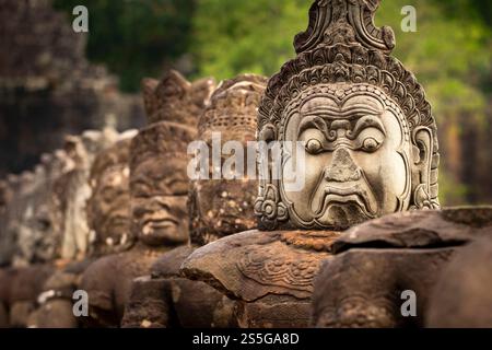 Statue di pietra su un ponte ad Angkor, Siem Reap, Cambogia Foto Stock