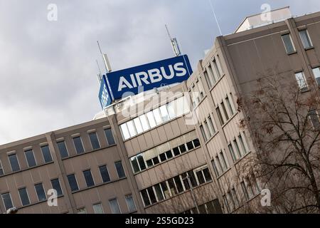 Taufkirchen, Germania. 10 gennaio 2025. La scritta e il logo di Airbus se possono essere visti il 10 gennaio 2025 in un ufficio della divisione difesa e spazio Airbus a Ottobrunn/Taufkirchen nel distretto di Monaco (Baviera). Airbus se è la seconda più grande azienda europea nel settore della difesa e una delle più grandi aziende spaziali al mondo. Crediti: Matthias Balk/dpa/Alamy Live News Foto Stock