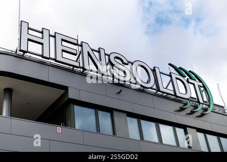 Taufkirchen, Germania. 10 gennaio 2025. La scritta e il logo della società di armamenti quotata Hensoldt AG possono essere visti sulla facciata della sede della società di tecnologie aerospaziali e di difesa a Taufkirchen vicino Monaco (Baviera) il 10 gennaio 2025. Le sue principali aree di prodotto sono radar e sistemi optoelettronici, guerra elettronica e avionica. Crediti: Matthias Balk/dpa/Alamy Live News Foto Stock