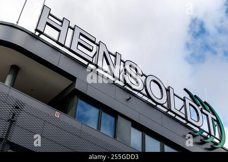 Taufkirchen, Germania. 10 gennaio 2025. La scritta e il logo della società di armamenti quotata Hensoldt AG possono essere visti sulla facciata della sede della società di tecnologie aerospaziali e di difesa a Taufkirchen vicino Monaco (Baviera) il 10 gennaio 2025. Le sue principali aree di prodotto sono radar e sistemi optoelettronici, guerra elettronica e avionica. Crediti: Matthias Balk/dpa/Alamy Live News Foto Stock