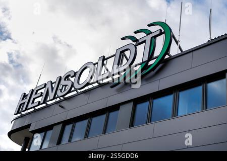 Taufkirchen, Germania. 10 gennaio 2025. La scritta e il logo della società di armamenti quotata Hensoldt AG possono essere visti sulla facciata della sede della società di tecnologie aerospaziali e di difesa a Taufkirchen vicino Monaco (Baviera) il 10 gennaio 2025. Le sue principali aree di prodotto sono radar e sistemi optoelettronici, guerra elettronica e avionica. Crediti: Matthias Balk/dpa/Alamy Live News Foto Stock