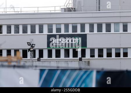 Taufkirchen, Germania. 10 gennaio 2025. La scritta e il logo della società di armamenti quotata Hensoldt AG possono essere visti sulla facciata della sede della società di tecnologie aerospaziali e di difesa a Taufkirchen vicino Monaco (Baviera) il 10 gennaio 2025. Le sue principali aree di prodotto sono radar e sistemi optoelettronici, guerra elettronica e avionica. Crediti: Matthias Balk/dpa/Alamy Live News Foto Stock