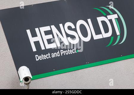 Taufkirchen, Germania. 10 gennaio 2025. La scritta e il logo della società di armamenti quotata Hensoldt AG possono essere visti sulla facciata della sede della società di tecnologie aerospaziali e di difesa a Taufkirchen vicino Monaco (Baviera) il 10 gennaio 2025. Le sue principali aree di prodotto sono radar e sistemi optoelettronici, guerra elettronica e avionica. Crediti: Matthias Balk/dpa/Alamy Live News Foto Stock