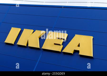 Taufkirchen, Germania. 10 gennaio 2025. Il logo del negozio di mobili IKEA può essere visto sulla facciata del negozio Ikea Munich-Brunnthal a Taufkirchen vicino Monaco (Baviera) il 10 gennaio 2025. La società IKEA è un gruppo multinazionale di mobili. Crediti: Matthias Balk/dpa/Alamy Live News Foto Stock