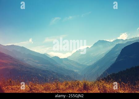 Paesaggio montano in una giornata di sole. Vista dall'alta strada alpina di Grossglockner. Austria, Europa Foto Stock