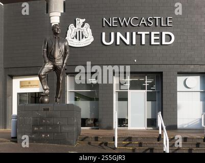 Statua di Sir Bobby Robson fuori dallo stadio di calcio NUFC, St James Park, Newcastle, Inghilterra, Regno Unito Foto Stock