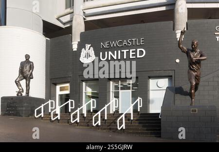 Statue di Allan Shearer e Sir Bobby Robson fuori dallo stadio di calcio NUFC, St James Park, Newcastle, Inghilterra, Regno Unito Foto Stock