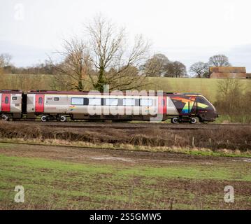 Treno diesel CrossCountry Voyager nella livrea Pride, Warwickshire, Regno Unito Foto Stock