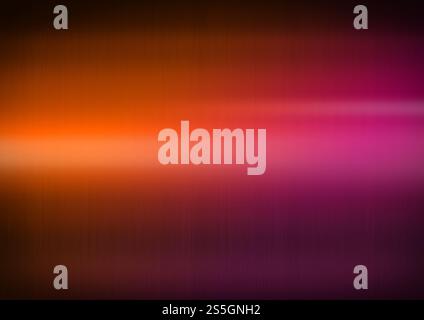 Colorato lucido metallo spazzolato. Sfumatura da arancione a rosa. Sfondo con trama di sfondo orizzontale. Colorato lucido metallo spazzolato. Gradiente da Foto Stock