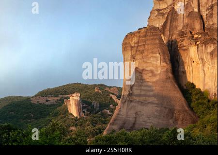 La vista al crepuscolo del Santo Monastero di San Nicola Anapausas, Meteora, Grecia Foto Stock
