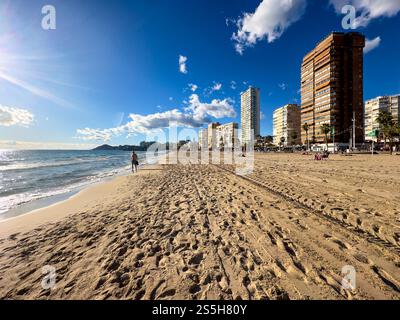 Benidorm, Spagna; 11 gennaio 2025: Scopri Levante Beach a Benidorm (Spagna): Il meglio della Costa Bianca. Questa famosa spiaggia offre sabbia fine. Foto Stock