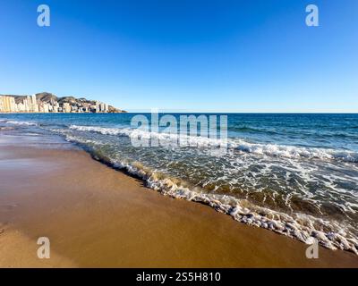 Benidorm, Spagna; 11 gennaio 2025: Pianifica la tua vacanza al mare sulla spiaggia di Levante, una vacanza soleggiata da Benidorm alla Costa Bianca. Godetevi il sole. Foto Stock