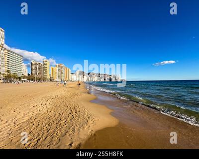 Benidorm, Spagna; 11 gennaio 2025: Relax sulle sabbie dorate della spiaggia di Levante a Benidorm, Costa Bianca. Questa splendida spiaggia ha sabbia dorata. Foto Stock