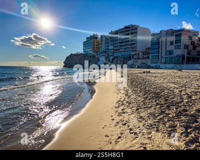 Benidorm, Spagna; 11 gennaio 2025: Visita Levante Beach a Benidorm, sulla Costa Bianca, Spagna. Goditi il sole e il mare in questa famosa spiaggia. Foto Stock