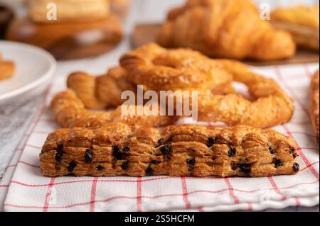 Vari tipi di pane su un panno bianco rosso. Messa a fuoco selettiva. Foto Stock