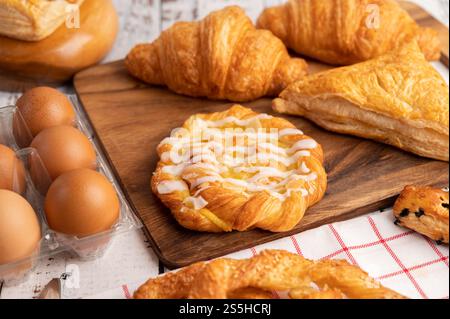 Vari tipi di pane e uova su un panno bianco rosso. Messa a fuoco selettiva. Foto Stock