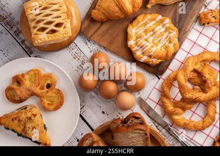 Vari tipi di pane e uova su un panno bianco rosso. Messa a fuoco selettiva. Foto Stock