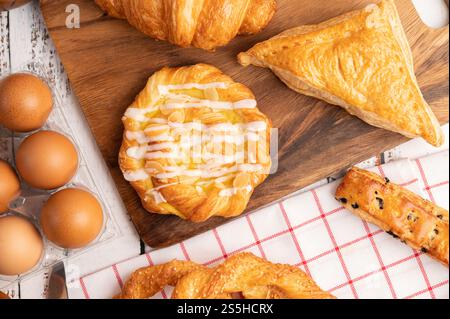 Vari tipi di pane e uova su un panno bianco rosso. Messa a fuoco selettiva. Foto Stock