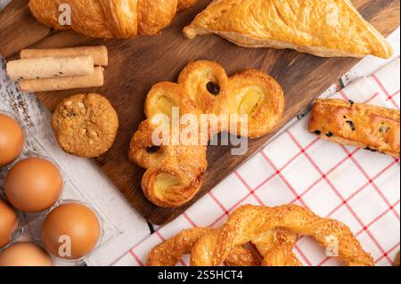 Vari tipi di pane e uova su un panno bianco rosso. Messa a fuoco selettiva. Foto Stock
