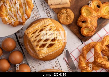 Vari tipi di pane e uova su un panno bianco rosso. Messa a fuoco selettiva. Foto Stock