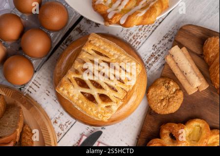 Vari tipi di pane e uova su un panno bianco rosso. Messa a fuoco selettiva. Foto Stock