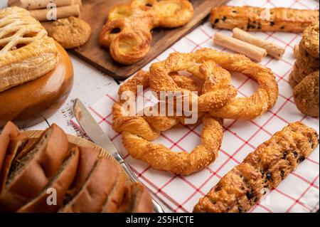 Vari tipi di pane su un panno bianco rosso. Messa a fuoco selettiva. Foto Stock