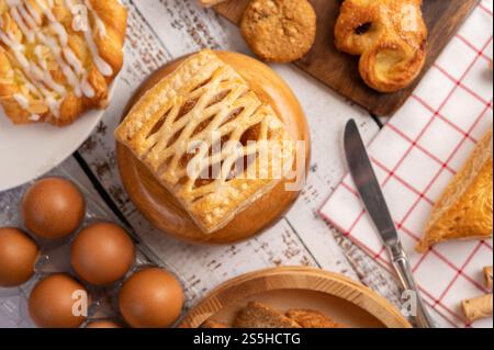 Vari tipi di pane e uova su un panno bianco rosso. Messa a fuoco selettiva. Foto Stock