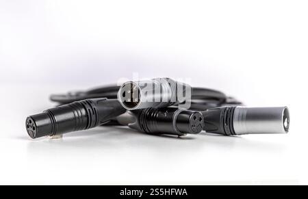 Cavi audio XLR collegati su sfondo bianco Foto Stock