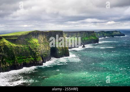 Le scogliere di Moher sono una famosa attrazione turistica sulla Wild Atlantic Way lungo la costa atlantica dell'Irlanda. Foto Stock